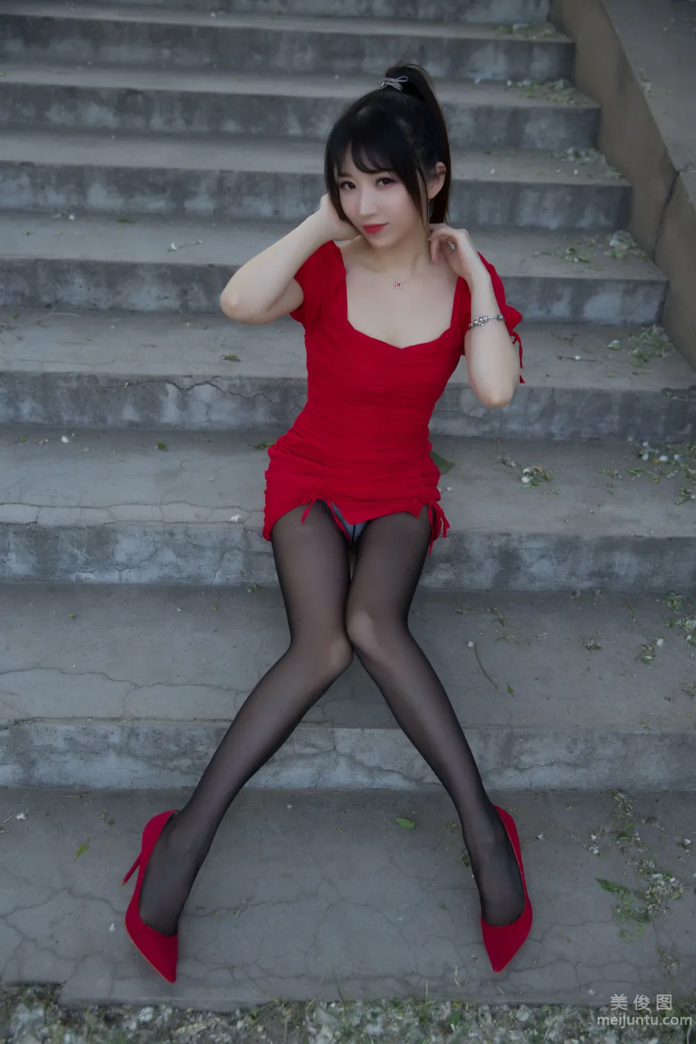 [Internet Celebrity COSER Photo] Douyu Streamer Xiaonv Wulu Na - Outdoor Little Red Dress Set photo 55