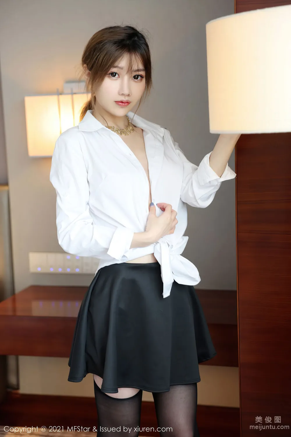 [MFStar] Vol.525 Li Yingxuan baby - Classic White Shirt Black Stockings Series photo 23