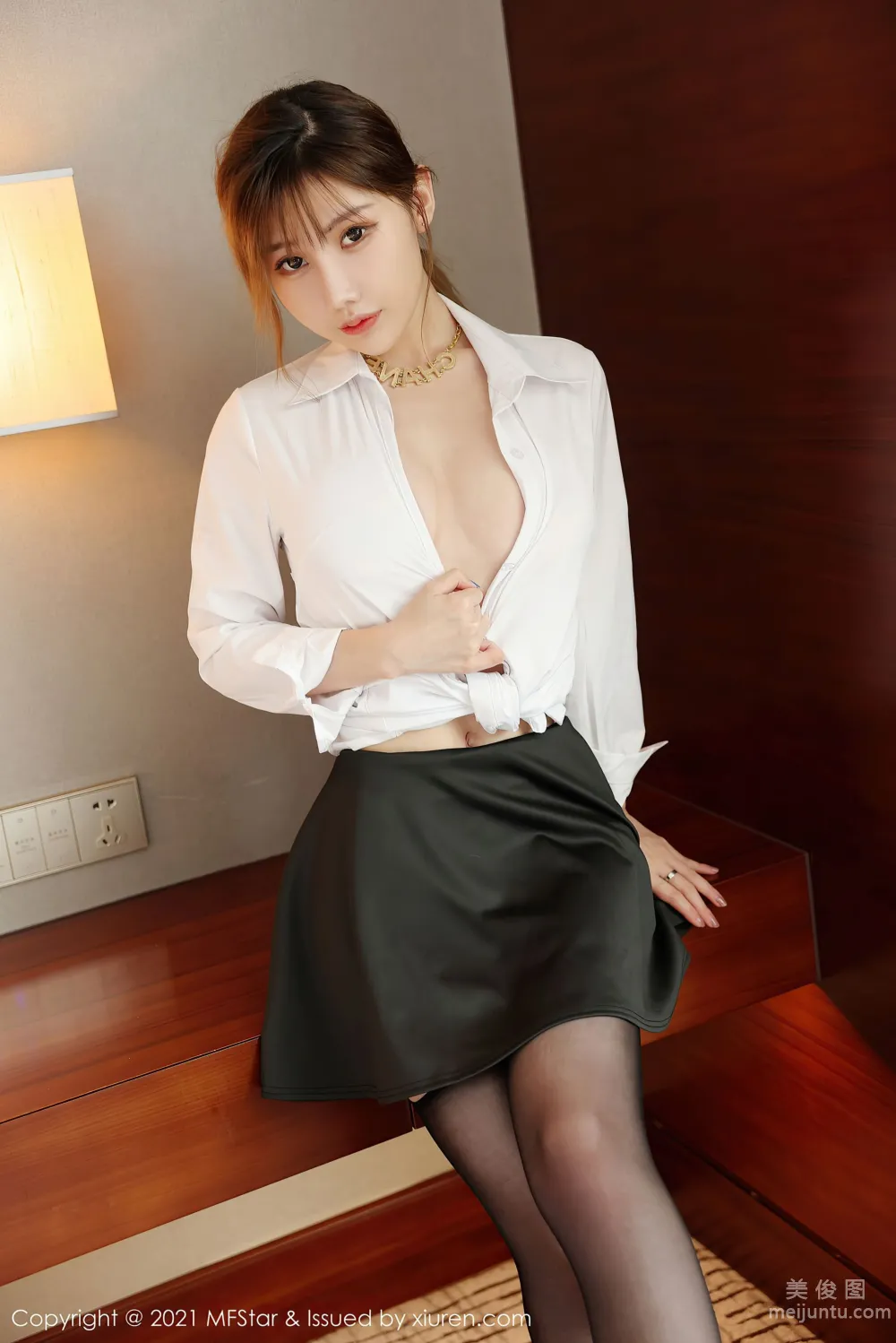 [MFStar] Vol.525 Li Yingxuan baby - Classic White Shirt Black Stockings Series photo 8