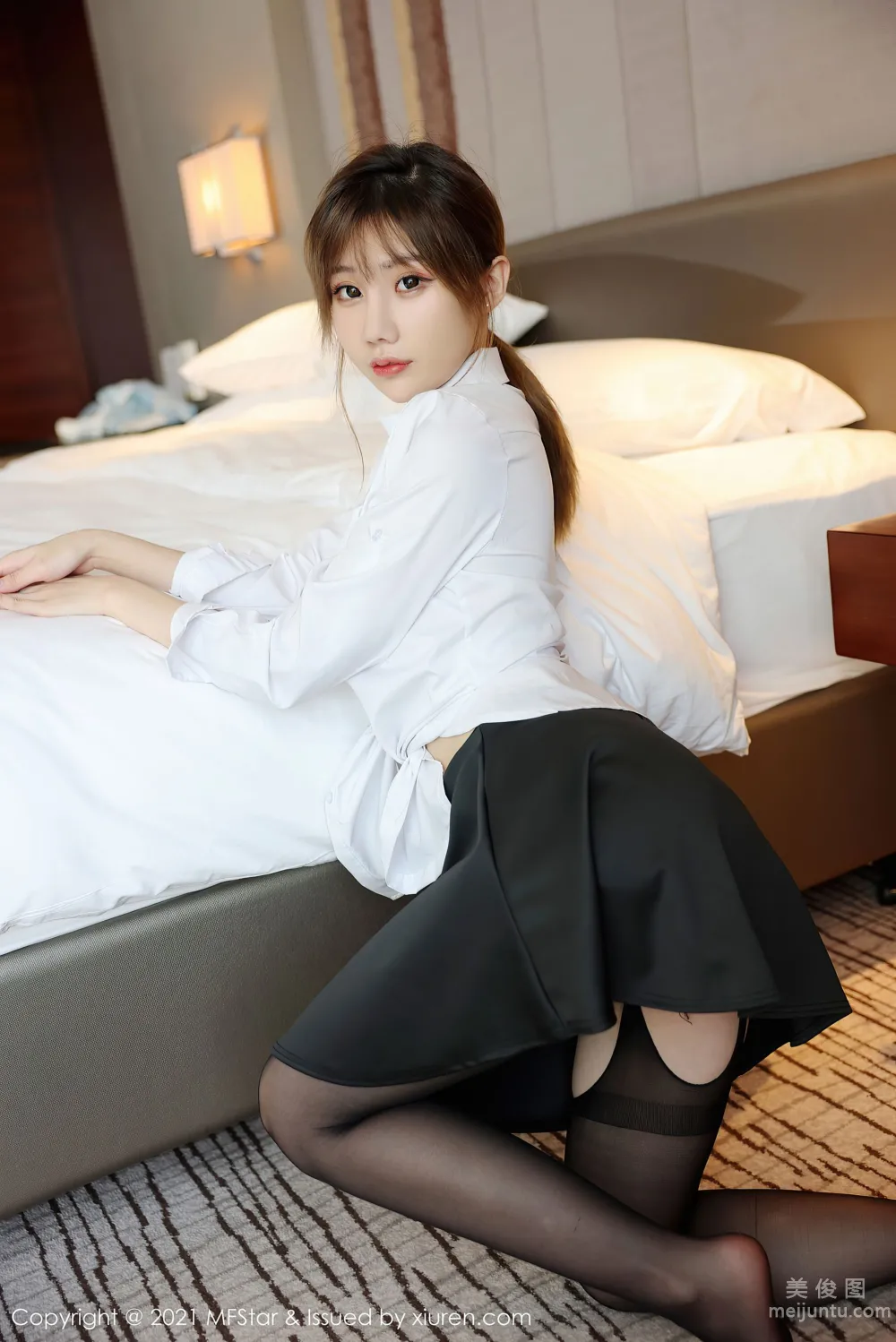 [MFStar] Vol.525 Li Yingxuan baby - Classic White Shirt Black Stockings Series photo 28
