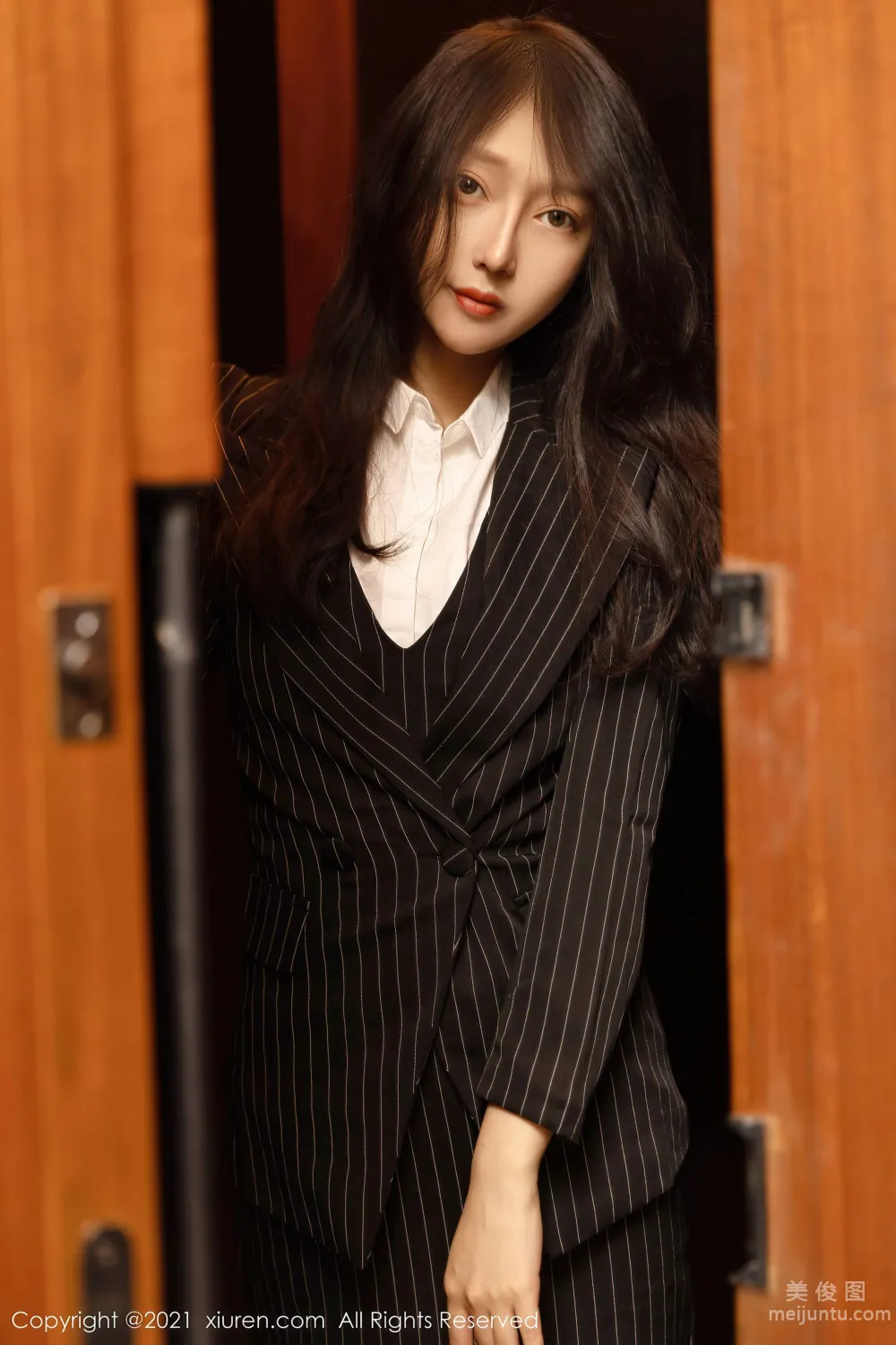 [XiuRen] No.3679 Yue Eryue - Hotel Repairman Story Theme Series photo 7