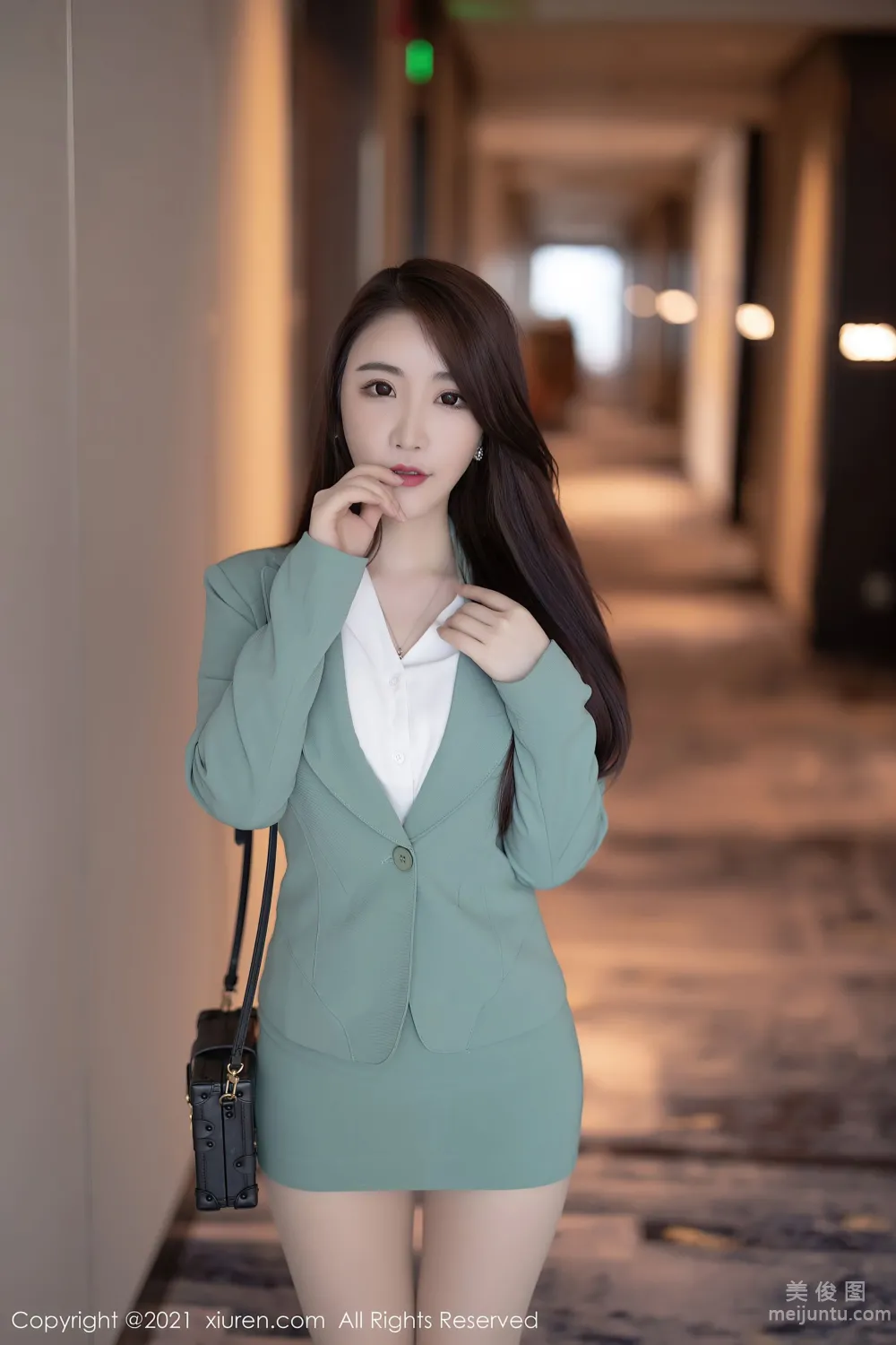 [秀人XiuRen] No.3728 Cherry绯月櫻 - 淺綠色的直爽職業裝 7