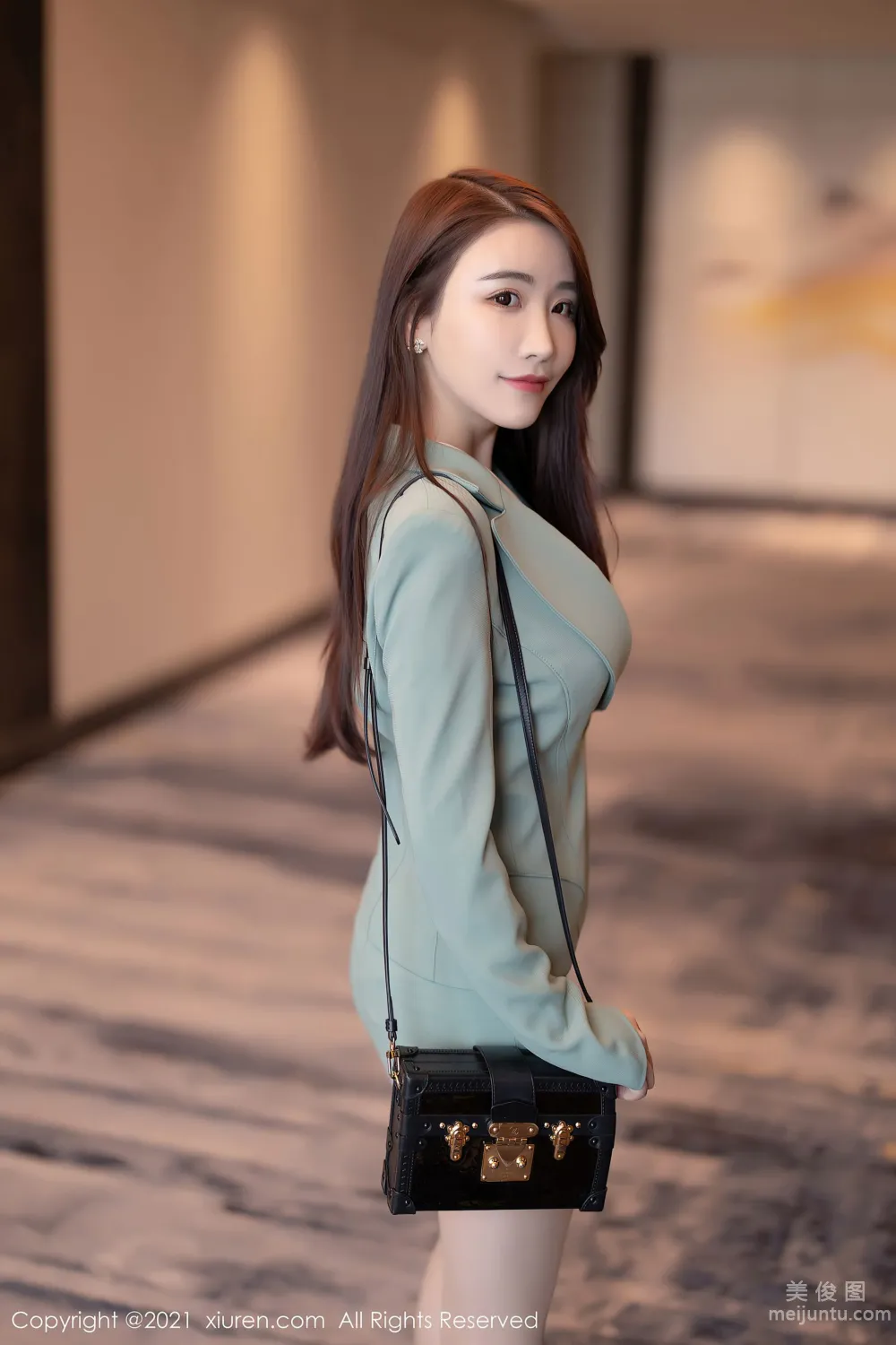 [秀人XiuRen] No.3728 Cherry绯月櫻 - 淺綠色的直爽職業裝 5