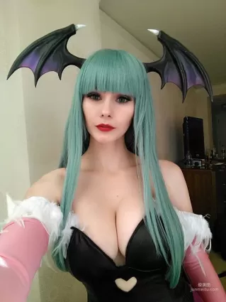 火力全開！零死角美顔Cos禦姐《Emily Aurelia》！
