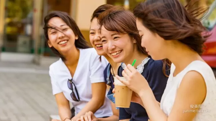 日本女孩潮流《用歐派捧珍珠奶茶》吸的同時還可以感受到奶香！