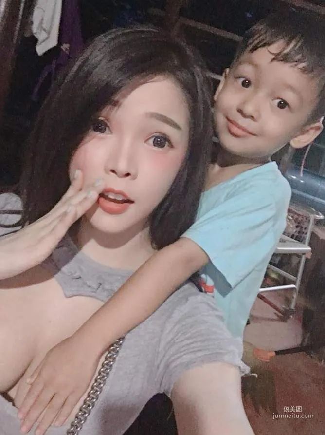 桃之助必須死《泰國娜美》小朋友就這樣把手手放在超豐滿正妹的歐派上 - 圖片4
