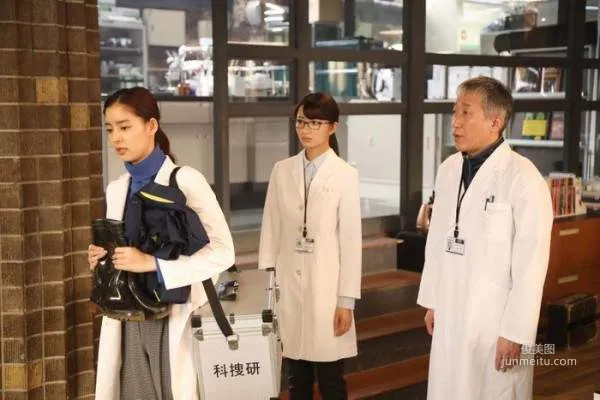 最美法醫研究員《岡崎紗繪》白大挂底下讓人難以置信的好身材 - 圖片2