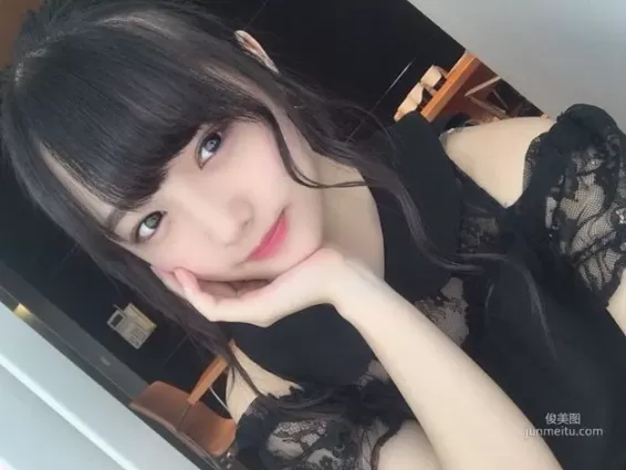 18歲鄰家女孩《安藤咲桜》大展前胸，藏在衣服底下的飽滿驚人！