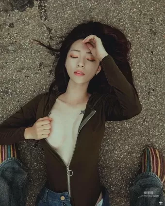 無極限電眼嫩模《蔡飄》超絕歐派直接蹦出讓你看光光！