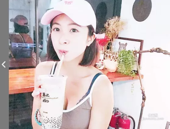 珍奶姐姐LYHeibe 看着美女喝一口冰涼的冷飲