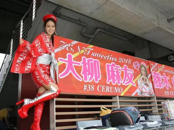 日本賽車女郎「大柳麻友」，完美身材與陽光笑容征服賽車迷！