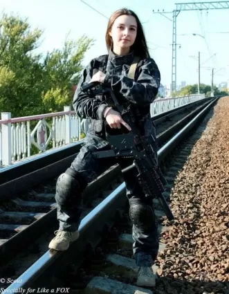 武裝萌妹《艾蓮娜》報到！軍事宅女怎麼這麼正啊