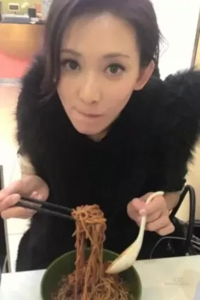宅男女神林志玲武漢吃熱幹面賣萌