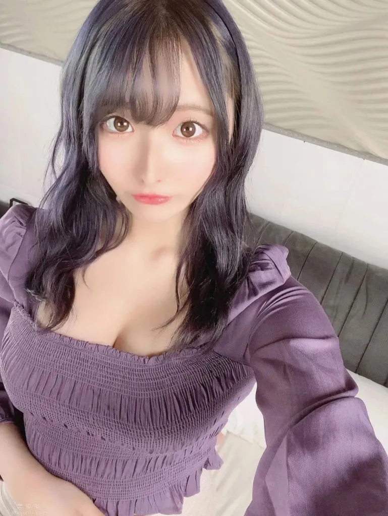 衣吹花音：擁有G杯雙峰的小女生