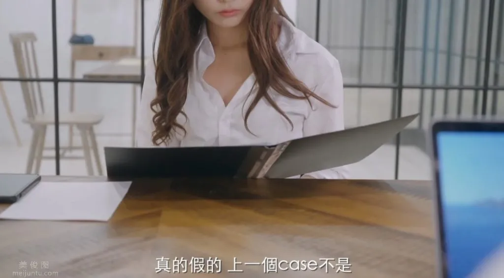 [NMS-0012] 清純女同事上班玩玩具居然被男同事發現，圖片，第二張