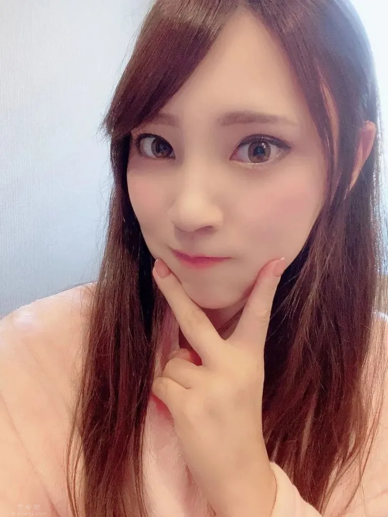 竹内夏希做比耶姿勢自拍照