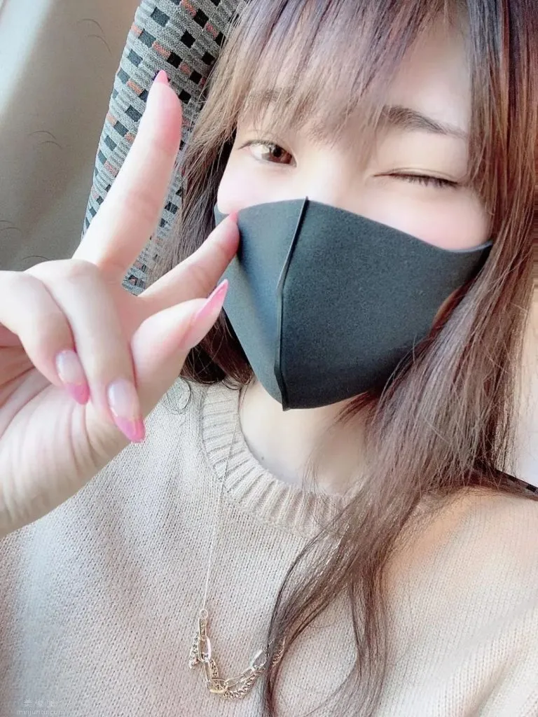 竹内夏希戴着口罩自拍照