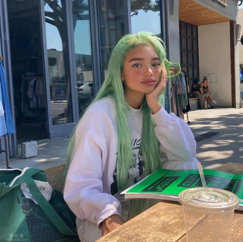 ins美女紅人pasabist綠發戶外坐在桌子旁照片