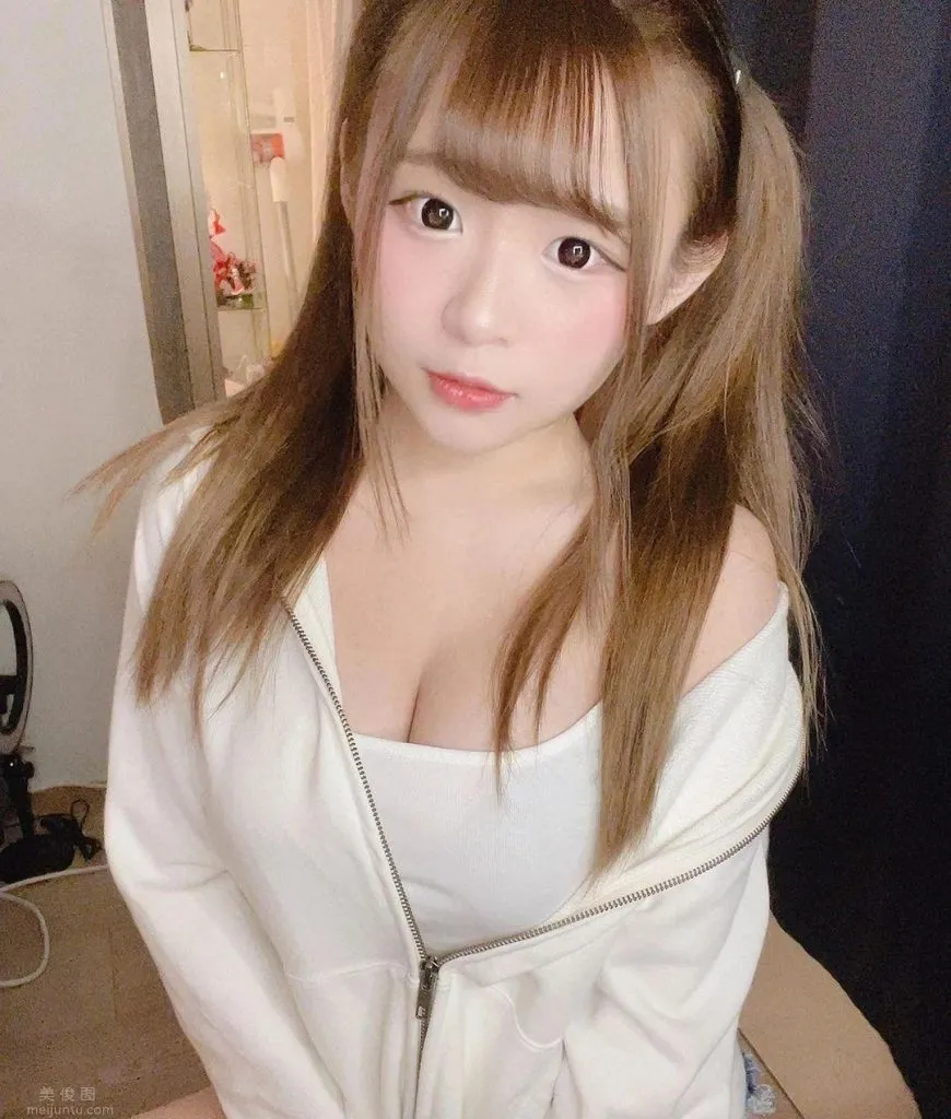 穿休閑背心上班的女同事，這麼兇的同事給我來一打！，圖片，第四張