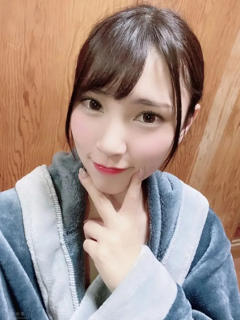 竹内夏希穿睡衣自拍照