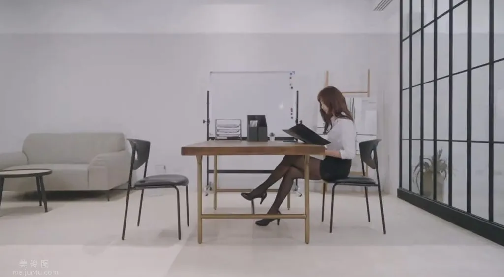 [NMS-0012] 清純女同事上班玩玩具居然被男同事發現，圖片，第一張
