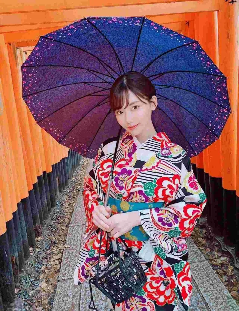 MUDR-098：深田詠美（深田えいみ）長得太漂亮被針對，同班同學聯合欺負她，圖片，第一張