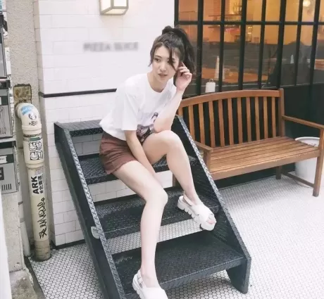 山岸逢花：恰逢初春，讓我們一起巧遇良人，美酒雖好請勿貪杯哦