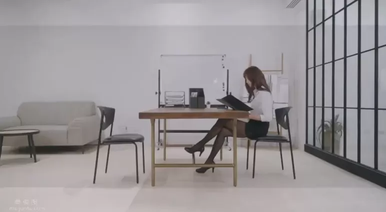 [NMS-0012] 清純女同事上班玩玩具居然被男同事發現