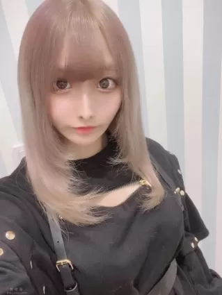衣吹花音：擁有G杯雙峰的小女生