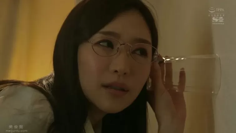 SSNI-485：文學系女生葵太主動，前輩山本君被套路拿下