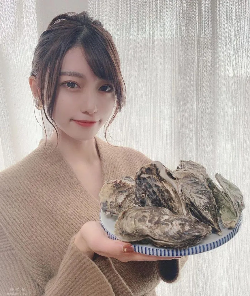 理工美女ましゅろ氣質出衆，最愛大口吃生蚝！，圖片，第三張
