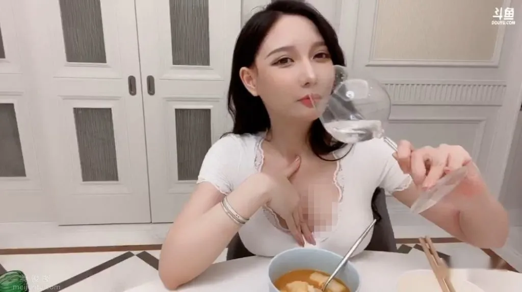 女主播米娜酒後被水友奇怪問題問生氣，怒噴彈幕是不是有病，圖片，第二張
