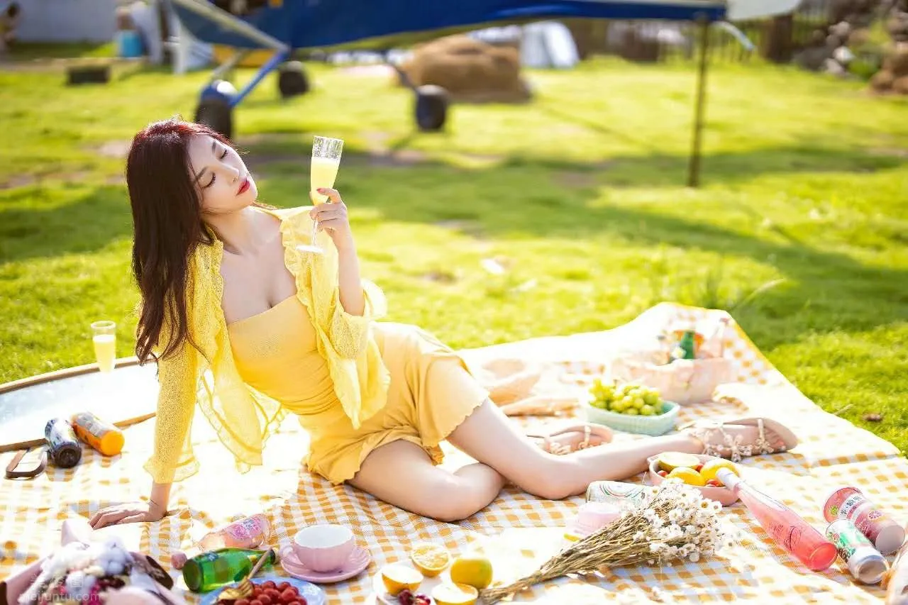 野餐的姑娘，照片
