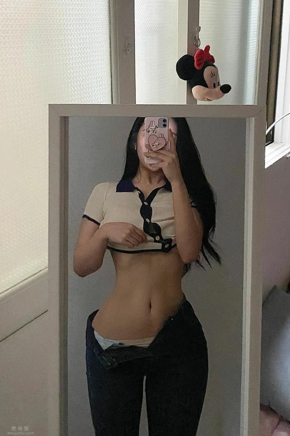胯部很寬的女生自拍照