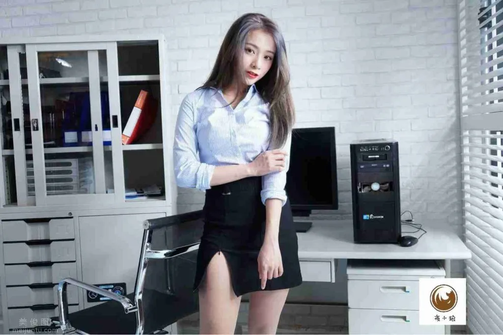台灣美女網紅：紅豆餅妹，蕭卉君(閃亮亮Iris)，OL寫真，圖片，第四張