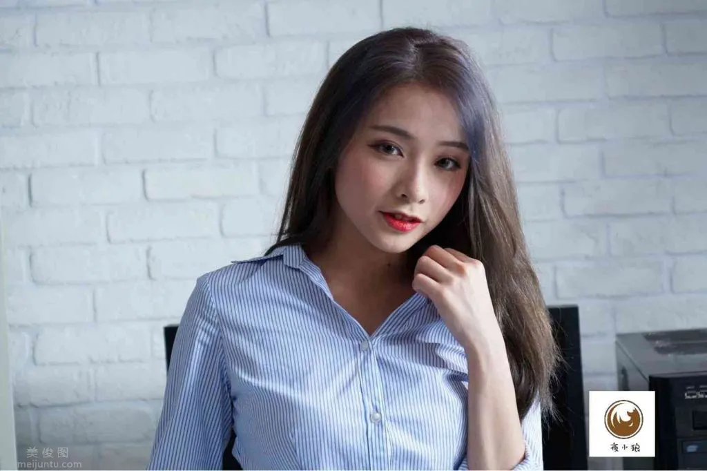 台灣美女網紅：紅豆餅妹，蕭卉君(閃亮亮Iris)，OL寫真，圖片，第一張