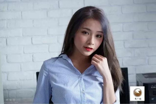 台灣美女網紅：紅豆餅妹，蕭卉君(閃亮亮Iris)，OL寫真