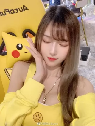 分享一些鬥魚女主播腐團兒的美照