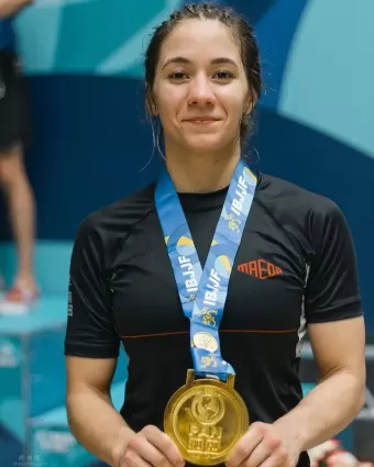巴西柔術《Mayssa Bastos》扯開袍子驚見豐滿上圍