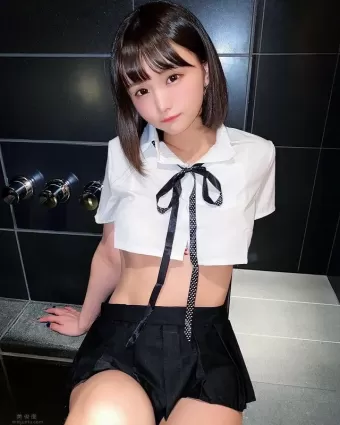童顔萌妹《みもれもん》秀出「事業線」展露誠意！