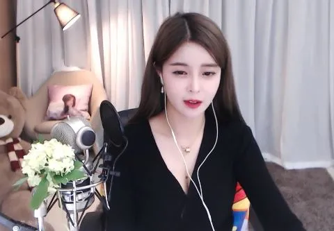 “蘇恩Olivia”複播引超管關注，直言跳舞主播門檻不高