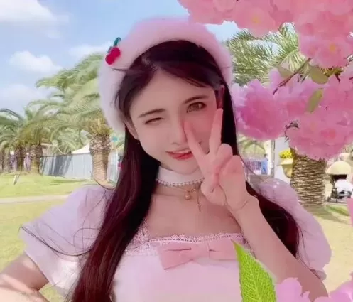 狗頭蘿莉轉型當美妝博主 你怎麼看