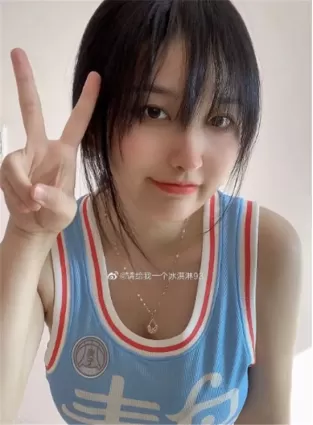 虎撲女神“冰淇淋”線下被抓拍，線下到底長啥樣