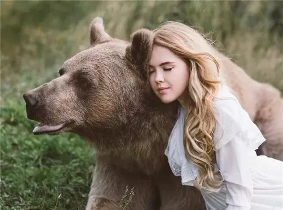 國外妹子和動物拍攝藝術寫真大片 美倫美煥