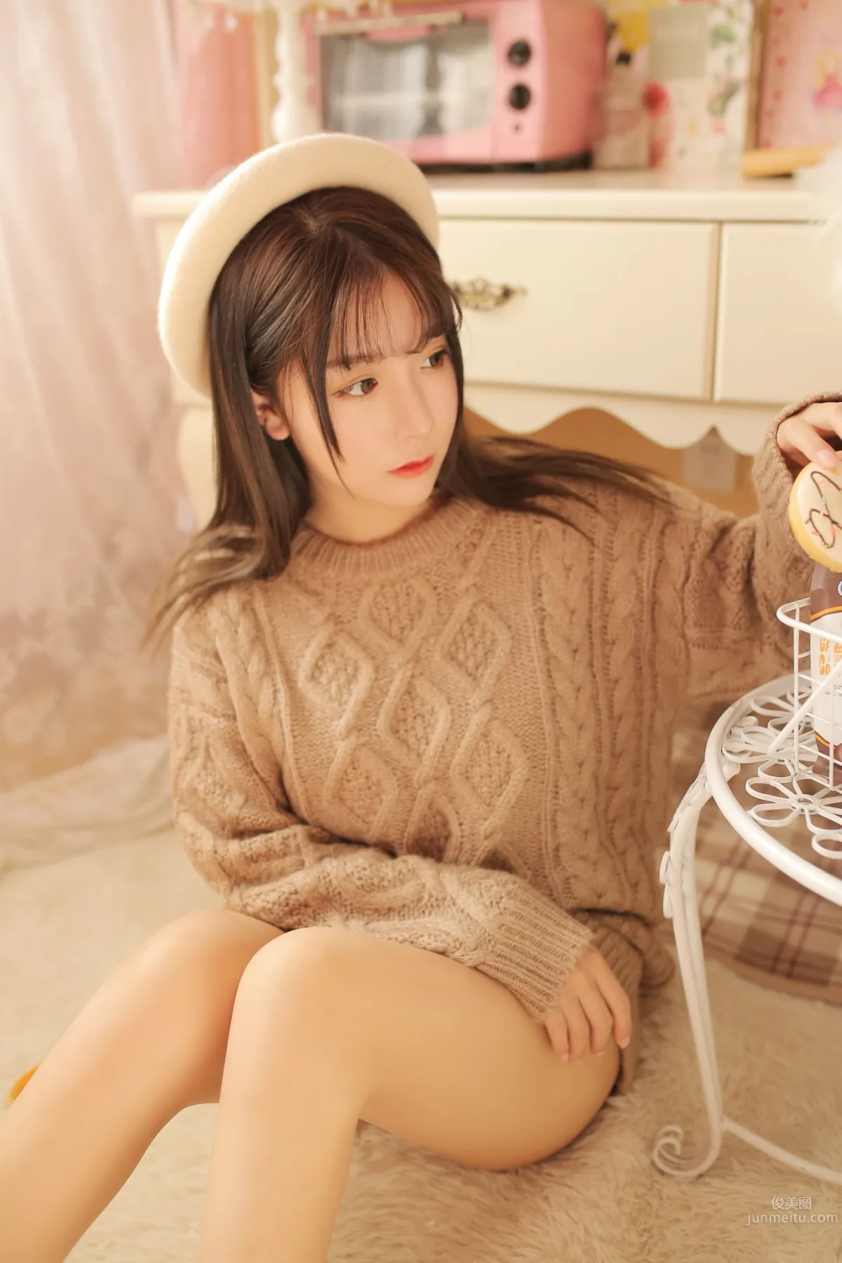 貓九- 熟女風與駝色毛衣 33