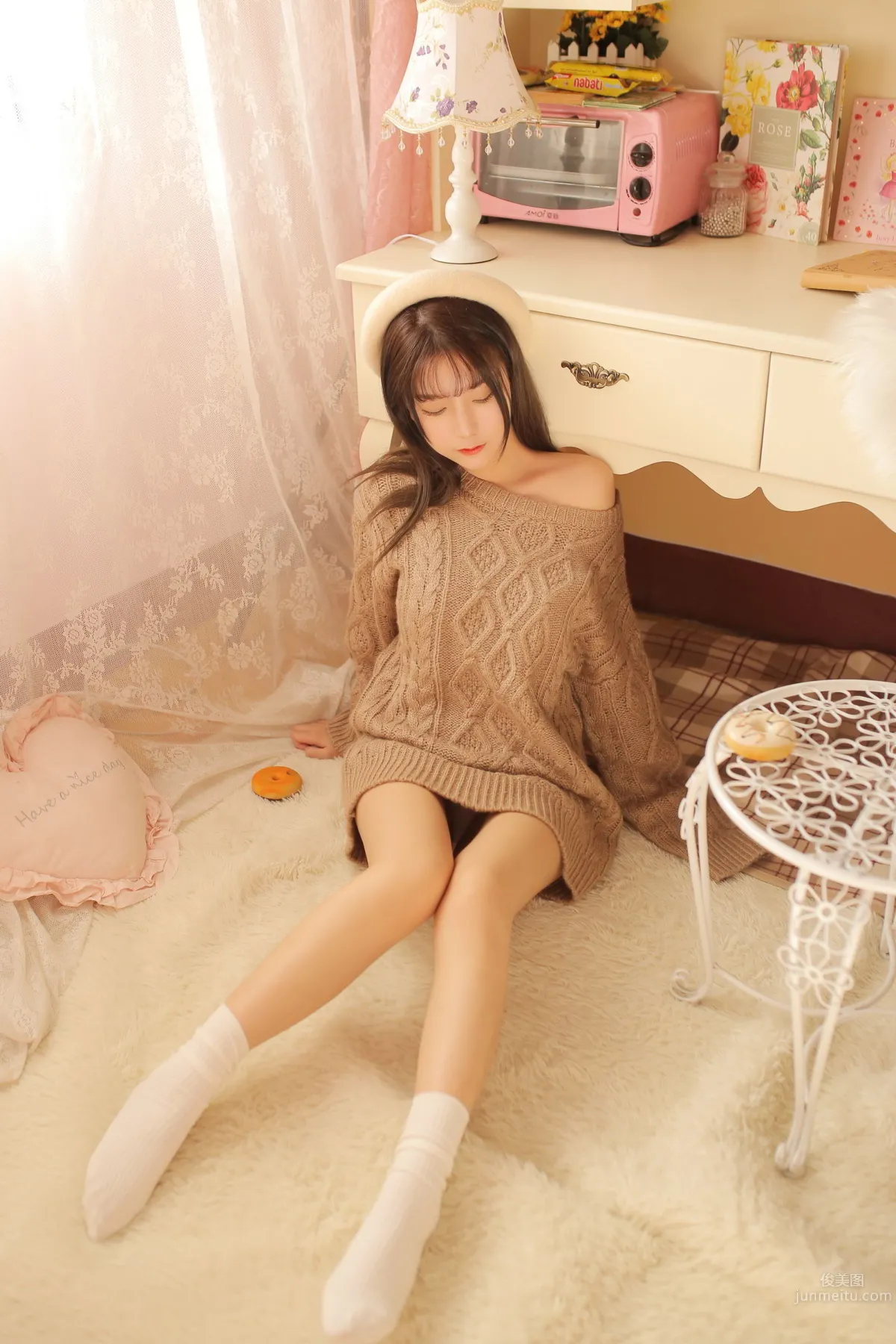 貓九- 熟女風與駝色毛衣 27