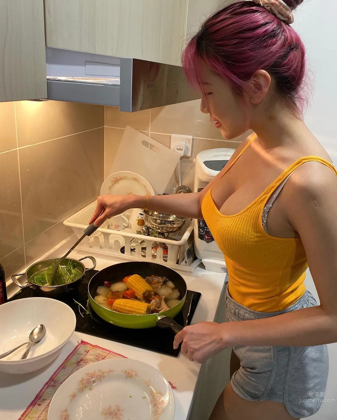 Red Envelope Time! Malaysian Beauty Siew Pui Yi Shows Off Her Golden Breasts to Wish a Happy New Year photo 12