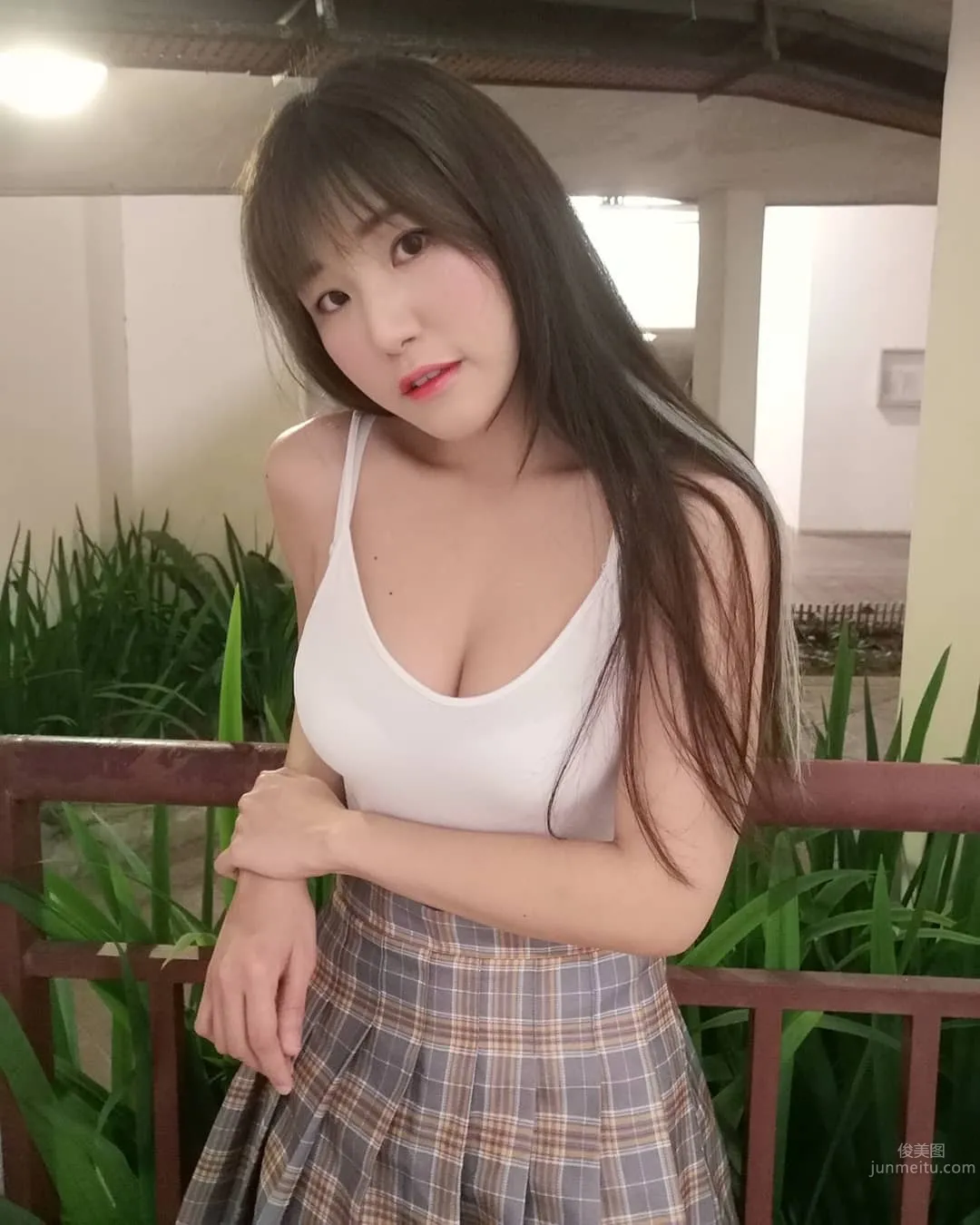 Red Envelope Time! Malaysian Beauty Siew Pui Yi Shows Off Her Golden Breasts to Wish a Happy New Year photo 1