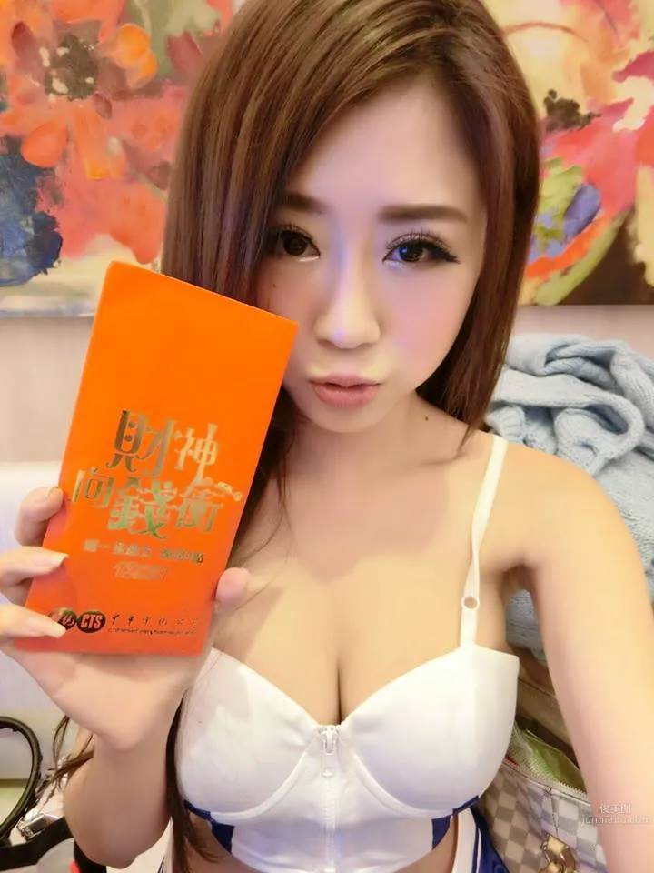 Shi Daila - 32D Beautiful Bust Model Low-Cut Trip to Scenic Park photo 18