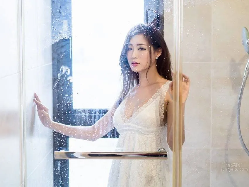Shi Daila - 32D Beautiful Bust Model Low-Cut Trip to Scenic Park photo 12